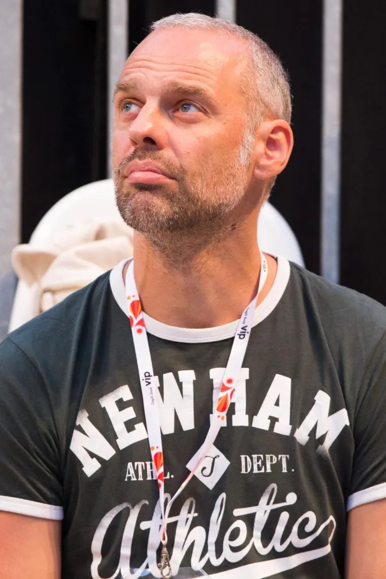 Liverić kaže da danas najviše uživa u svojoj tišini, među maslinama, kojih ima oko trideset. Ondje se opušta i bavi proizvodnjom vlastitog maslinovog ulja.