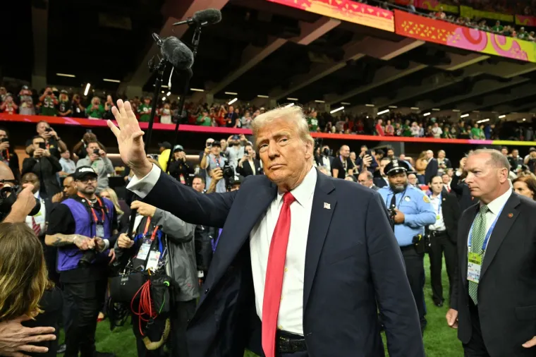 Prije nedjeljne utakmice, Trump je ušetao na teren kako bi se susreo s obiteljima žrtava novogodišnjeg terorističkog napada u gradu, kao i s policijom i drugim osobljem za hitne slučajeve.