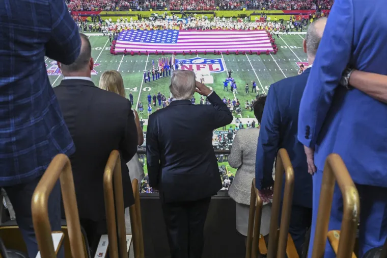 Gledao je Super Bowl 59 iz lože, zajedno sa svojom kćeri Ivankom i sinom Ericom, kao i nekoliko političara koji su ga pratili na Air Force One u New Orleansu. Prva dama Melania Trump nije prisustvovala.