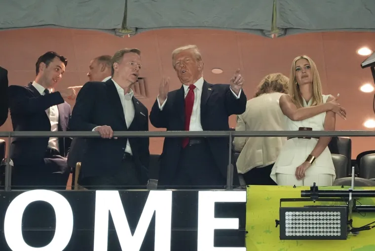 Tijekom svog prvog mandata, Trump je kritizirao Nacionalnu nogometnu ligu (NFL) i njezine članove nakon što su crni igrači kleknuli tijekom intoniranja američke himne kako bi skrenuli pozornost na rasnu nepravdu. Za nedjeljnu utakmicu, liga je stavila frazu &apos;Izaberi ljubav&apos; iza jedne od završnih zona. Zamijenio je prethodnu frazu &apos;Kraj rasizmu&apos;, koja se koristila od 2021.