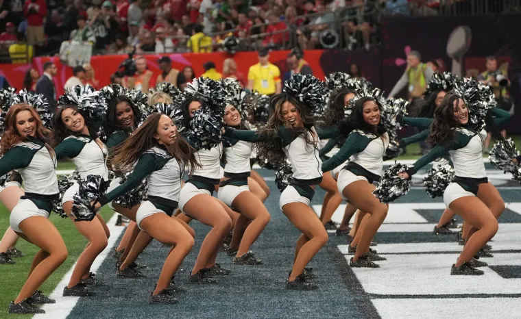 Navijačice su sastavni dio Super Bowl iskustva. Za Chiefse, "Chiefettes", ekipa od 34 izvođačice, uključujući kapetanice Taylor, Cooper, J'Miu i Stefanie, imala je zadatak rekreirati naelektriziranu atmosferu. S druge strane, Eaglesice, s 38 članica predvođenih kapetanicama Alexom, Ariel, Ashley, Cassidy, Dejom, Kelly, Marissom i Taylor, donijele su energiju Pennsylvanije u Caesars Superdome.
