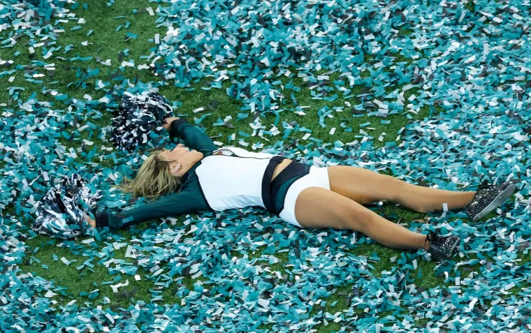 Mnoge navijačice također moraju same snositi tro&scaron;kove manikure, &scaron;minke i osobnih trenera. Nicole LaVoi, predavačica na Sveučili&scaron;tu Minnesota, istaknula je ogromnu razliku u plaćama između mu&scaron;kih sporta&scaron;a i ženskih navijačica, nazivajući je "&scaron;okantnom". Većina timova NFL-a tretira posao navijačice kao honorarni posao, pa se od njih očekuje da imaju i druge izvore prihoda.
