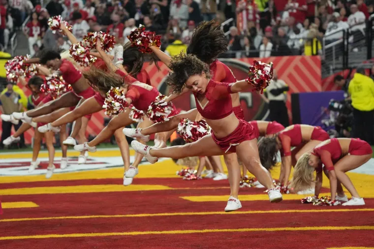 Biti NFL navijačica zahtijeva mnogo vi&scaron;e od samog nastupa na dan utakmice. Studija iz 2021. godine, koju je provela biv&scaron;a NFL navijačica Mhkeeba Pate, otkrila je da navijačice obično treniraju dva do pet puta tjedno, s treninzima koji traju i do četiri sata, a često nastavljaju s treninzima i izvan sezone. Navijačice ulažu izniman trud u svoju fizičku spremu i usavr&scaron;avanje plesnih rutina. Kao &scaron;to je istaknuo Elliott Fowler, otac Jordan Fowler, navijačice Chiefs-a koja je nakon ovog Super Bowla prestala biti cheerleadersica, riječ je o "bezbrojnim satima vježbanja, odlučnosti i poniznosti."
