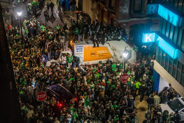 Stotine, a prema nekim procjenama i deseci tisuća navijača, preplavili su Broad Street, tradicionalno mjesto okupljanja za proslave sportskih uspjeha u Philadelphiji. Unatoč apelima gradskih vlasti, uključujući i gradonačelnicu Cherelle Parker, da se slavlje odvija na siguran i odgovoran način, situacija je brzo izmakla kontroli.
