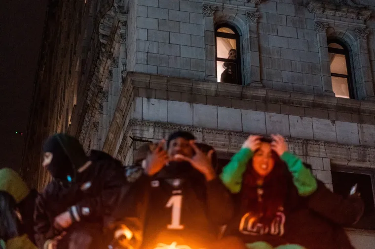 Slavlje, međutim, nije prošlo bez incidenata. Skupina navijača je uništila policijski kombi, a prema izvješćima s policijskog skenera, 15-20 ljudi je skakalo i plesalo po vozilu hitne pomoći. [Fox Sports](https://www.foxsports.com.au/) izvještava i o paljenju dresa Kansas City Chiefsa uz povike &quot;Je*eš Taylor Swift&quot;, djevojku Travisa Kelcea, igrača Chiefsa. U drugom dijelu grada, navijači su zapalili kamion pun ručnika ispred jednog hotela. Zabilježene su tučnjave, a policija je morala pozvati pojačanje, uključujući konjicu, kako bi uspostavila red. Oko 1:35 ujutro, policija je putem mobitela pozvala građane na razlaz.
