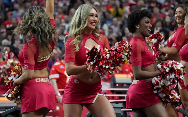 Dok se Kansas City Chiefs i Philadelphia Eagles bore za trofej Vincea Lombardija, jednako predane i talentirane navijačice, popularno zvanie cheerleadersice, zadužene su za podizanje atmosfere