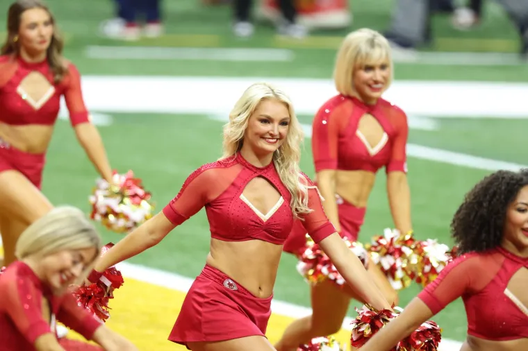 Iako su navijačice ključni dio *game day* iskustva, njihova naknada često je predmet rasprave. Istraživanja pokazuju da navijačice zarađuju relativno malo u usporedbi s drugim osobljem NFL-a. Standardna plaća za NFL navijačice je oko 135 &euro; po utakmici, uz dodatnih 45-70 &euro; po javnom nastupu, &scaron;to godi&scaron;nje iznosi oko 20.300 &euro;. Iskusnije navijačice mogu zaraditi i do 68.000 &euro; po sezoni, uključujući bonuse za doigravanje i nastup na Super Bowlu, ali to je rijetkost.
