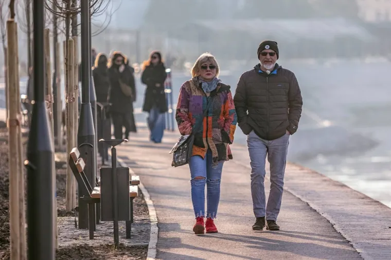 Zubato sunce privuklo je i ove nedjelje velik broj šetača na osječku promenadu. 