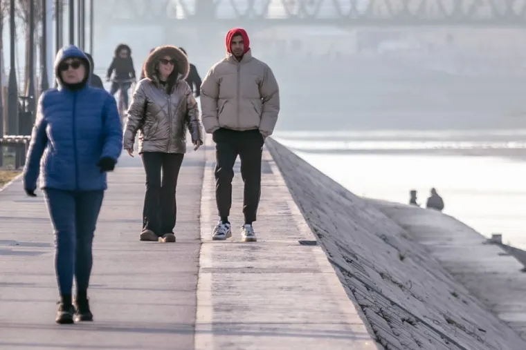 Iako se sunce probijalo kroz oblake, temperature su ipak podsjetile šetače da zima još uvijek traje. Jakne su bile obavezan dio outfita, a neki su se dodatno ogrnuli šalovima i kapama.