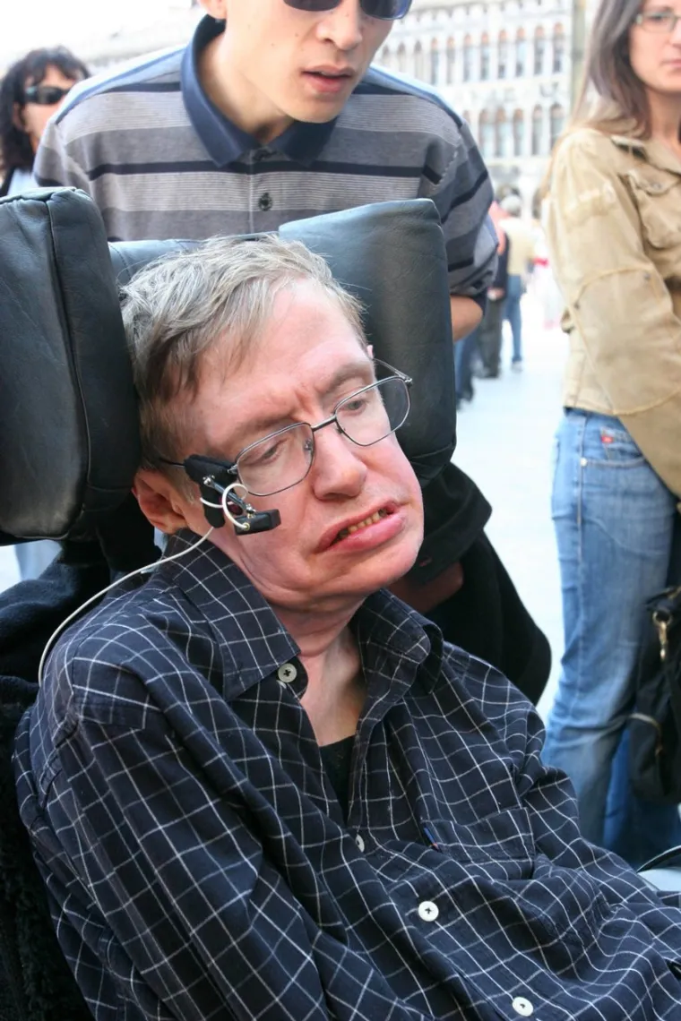 U svojoj knjizi "The Grand Design" iz 2010. godine Hawking je rekao da "svemir može i hoće nastati sam od sebe", &scaron;to je izazvalo vjersku raspravu. "Budući da postoje zakoni poput gravitacije, svemir može i hoće nastati sam od sebe, ni iz čega... Spontana kreacija je razlog zbog kojeg ne&scaron;to postoji. Nije potrebno pozvati Boga da teatralno pokrene svemir", napisao je Hawking.