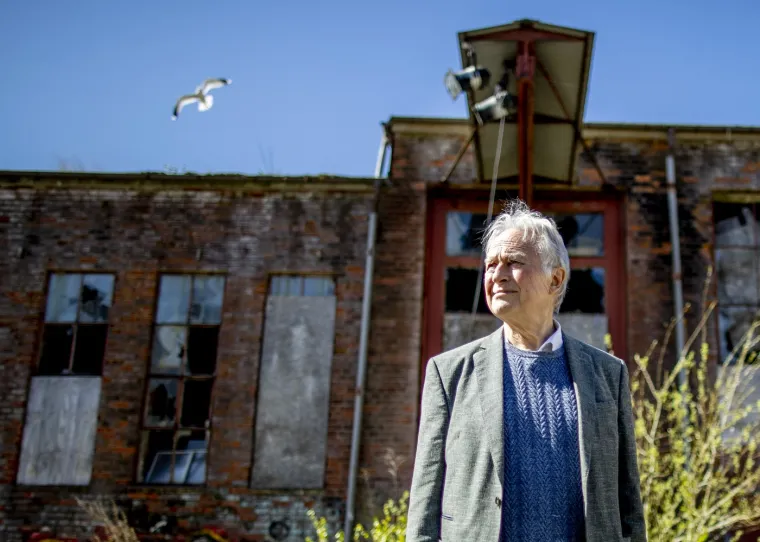 Britanski evolucijski biolog Richard Dawkins identificirao je sedam prekretnica koje kategoriziraju vjerovanje u postojanje božanstva. Kreću se od 100 posto sigurnosti da postoji Bog (teist) do 100 posto sigurnosti da Bog ne postoji (ateist), s 50 posto sigurnosti (potpuno nepristran) u sredini.