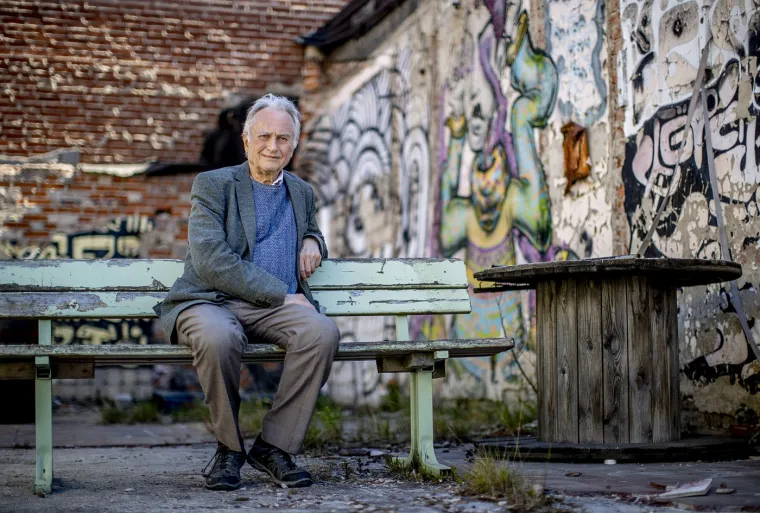 Dok neki mogu tvrditi da postojanje Boga može uvelike ovisiti o osobnom uvjerenju i vjeri, Dawkins, ateist, misli da se koncept osobnog boga kvalificira kao zabluda.