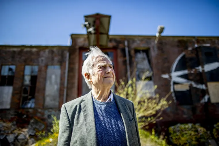 On je u knjizi "Iluzija o Bogu" napisao: "Postoji ne&scaron;to infantilno u pretpostavci da netko drugi ima odgovornost dati va&scaron;em životu smisao. Uistinu odraslo gledi&scaron;te, nasuprot tome, jest da je na&scaron; život onoliko smislen, ispunjen i prekrasan onoliko koliko ga mi to odlučimo učiniti".