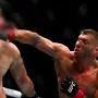 Predsjednik UFC organizacije Dana White je na pressici nakon meča odao priznanje Seanu Stricklandu: &quot;Nikad nisam vidio nekog tako čvrstog i profesionalnog, tako fokusiranog u trenucima kad je ozljeđen. Slome mu nos, a on je i dalje fokusiran, sam ga čovjek namjesti i ide dalje. Prima teške udarce, ali ne radi grimase i ne pokušava igrati psihološke igrice. On je potpuno fokusiran na borbu i samo ide naprijed&quot;, rekao je White.