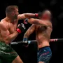 Strickland je primao udarce, a Dricus Du Plessis pokušavao ga je završiti. 