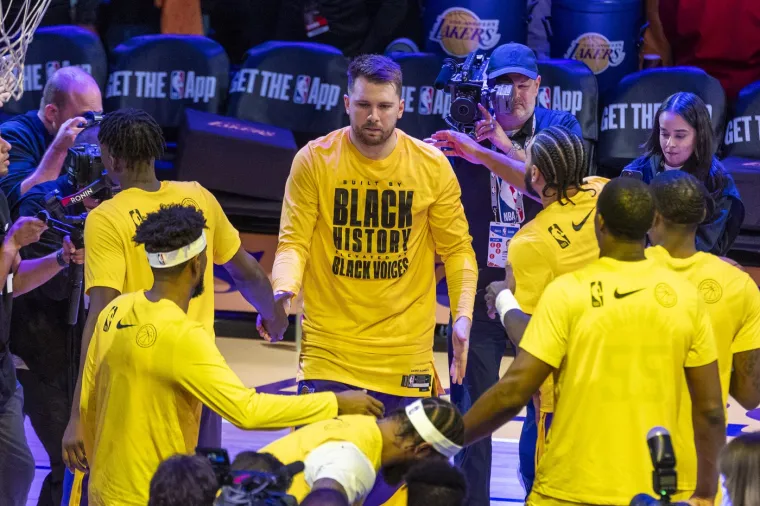 Na terenu je proveo 24 minute, ubacio 14 poena, 5 skokova i 4 asistencije, što je bio najslabiji učinak među starterima Lakersa.