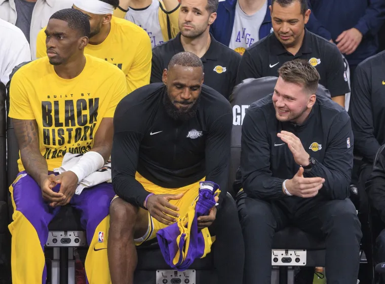 Fotografije koje će ući u povijest! 'Čovjek se igra ko&scaron;arke': Dončić po jednom neće dobro pamtit debi za Lakerse