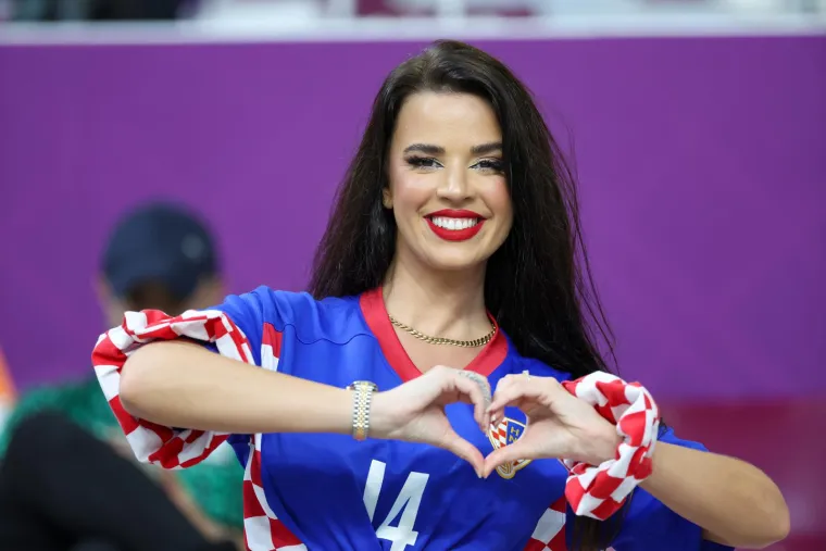 Kakva moć Photoshopa! Ovako najpoznatija hrvatska navijačica Ivana Knoll izgleda uživo