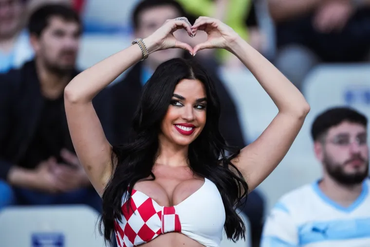 Kakva moć Photoshopa! Ovako najpoznatija hrvatska navijačica Ivana Knoll izgleda uživo