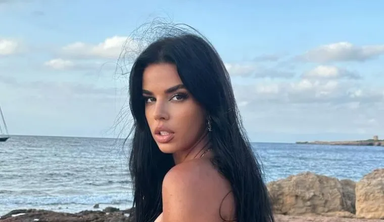 Kakva moć Photoshopa! Ovako najpoznatija hrvatska navijačica Ivana Knoll izgleda uživo