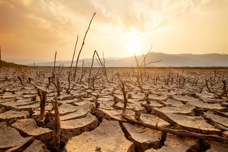 Upozorenje Ujedinjenih naroda: Prema izvješću o klimatskim promjenama UN-a iz 2023. godine, naš planet ide prema opasnom zagrijavanju. Stručnjaci iz gotovo 200 zemalja upozoravaju da bi svijet mogao prijeći kritičnu temperaturnu granicu u sljedećih deset godina, ako se zemlje odmah ne okrenu obnovljivim izvorima energije.
