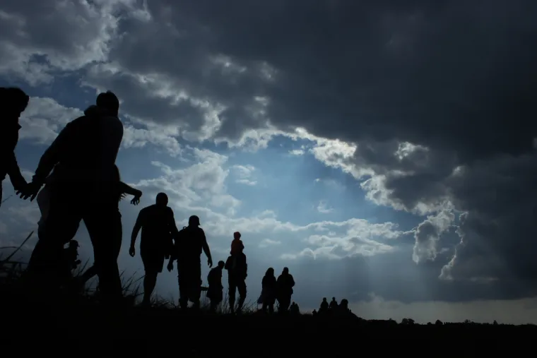 Povećana migracija: Jedna od najvećih posljedica klimatskih promjena bit će povećana migracija, osobito iz siromašnijih zemalja koje su najranjivije na njezine učinke, potvrdila je Neva Goodwin, suosnivačica Globalnog instituta za razvoj i okoliš. Ova migracija stvorit će ogroman pritisak na susjedne zemlje i mogla bi dovesti do izbjegličke krize neviđenih razmjera.