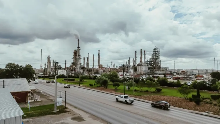 Kako resursi postaju sve rjeđi i negativni učinci fosilnih goriva postaju jasniji, moglo bi doći do trenutka kada će prelazak na obnovljive izvore energije biti neizbježan. Ako vlade nastave s trenutnim politikama, preostali "karbonski proračun" bit će potro&scaron;en do 2030. godine.