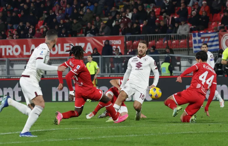 Ovaj dječak je postao velika nogometna zvijezda i hrvatski reprezentativac, prepoznajete li ga?