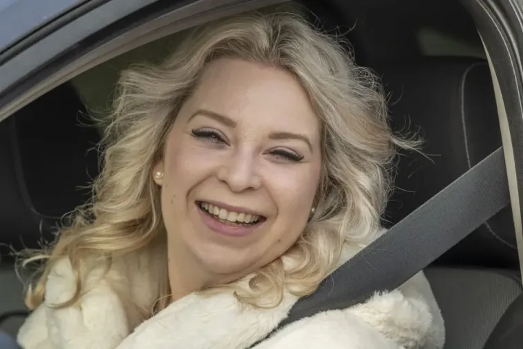 Paparazzi su ulovili plavu&scaron;u koja se nalazila u autu, a osmijeh s njenog lica nije silazio.