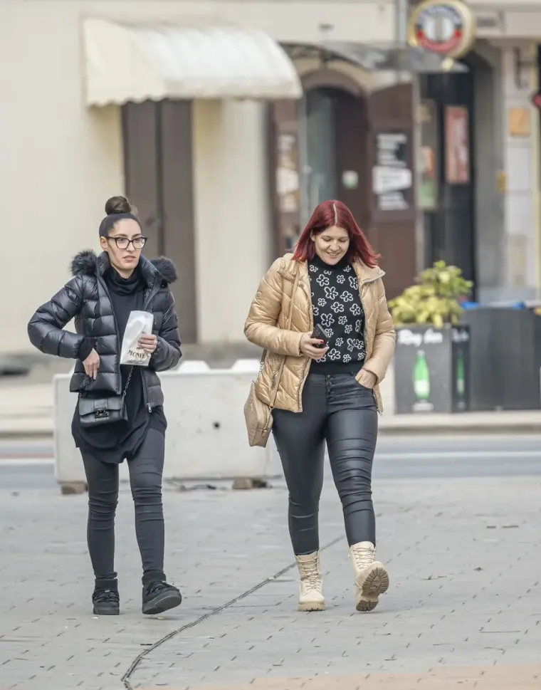 Brojne dame mamile su pažnju u opu&scaron;tenom izdanju.