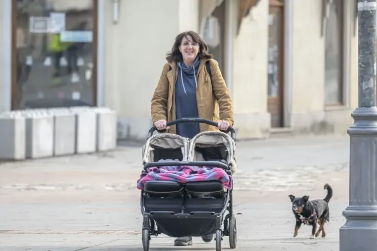 Tko je plavu&scaron;a sa blistavim osmijehom koja je očarala Karlovčane? Ovako je izgledala &scaron;pica