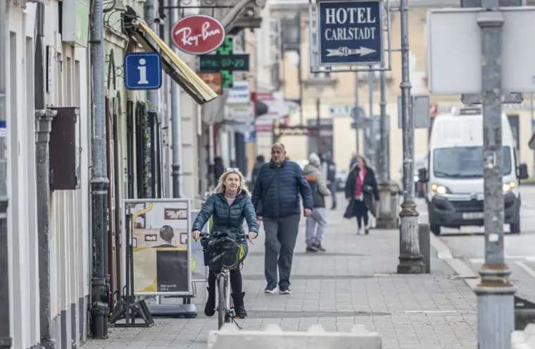 Tko je plavu&scaron;a sa blistavim osmijehom koja je očarala Karlovčane? Ovako je izgledala &scaron;pica