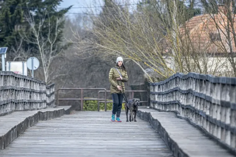 Tko je plavu&scaron;a sa blistavim osmijehom koja je očarala Karlovčane? Ovako je izgledala &scaron;pica
