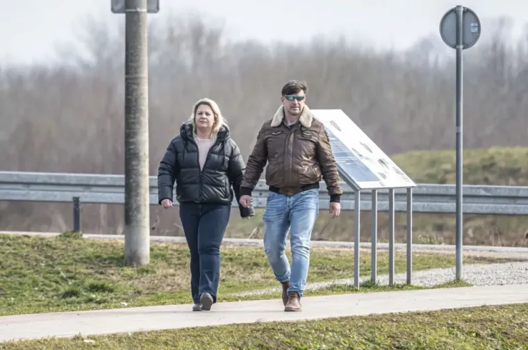 Tko je plavu&scaron;a sa blistavim osmijehom koja je očarala Karlovčane? Ovako je izgledala &scaron;pica