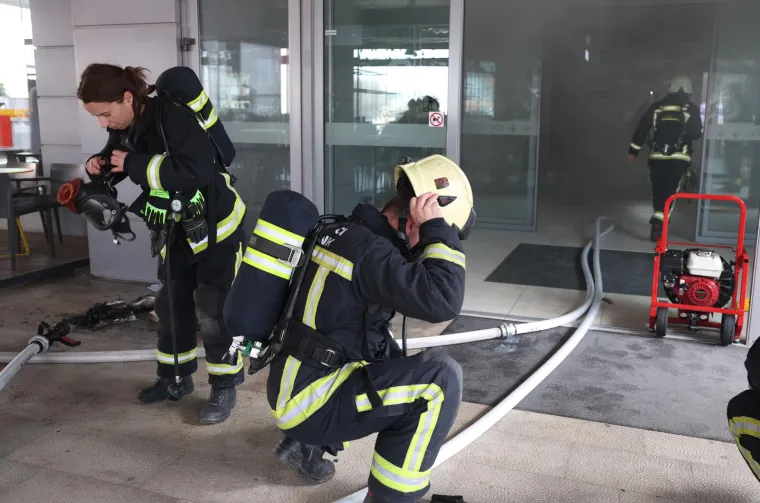 U požaru nitko nije ozlijeđen, a nastala materijalna šteta naknadno će se utvrditi.