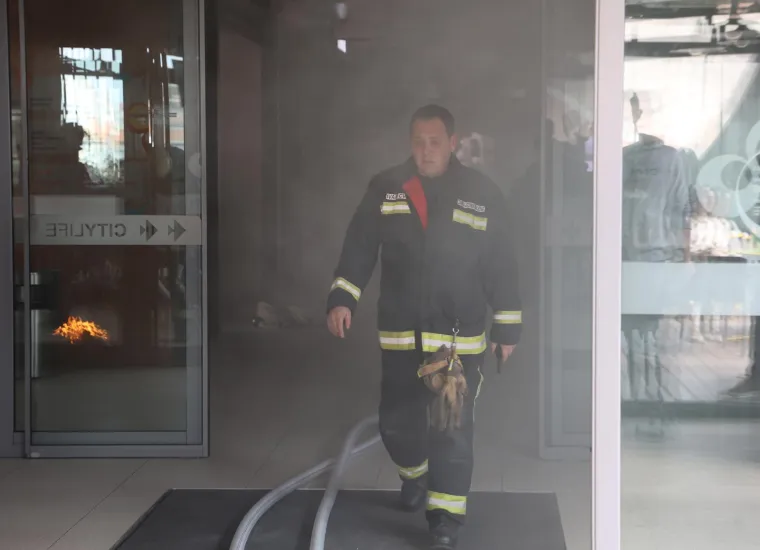 Policijski službenici će u suradnji s inspektorom zaštite od požara obaviti očevid u cilju utvrđivanja uzroka požara.