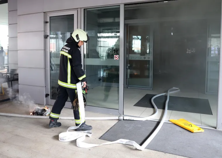 Lokalni portal Šibenik.im piše kako je zbog gustog dima zgrada City Life-a evakuirana.
