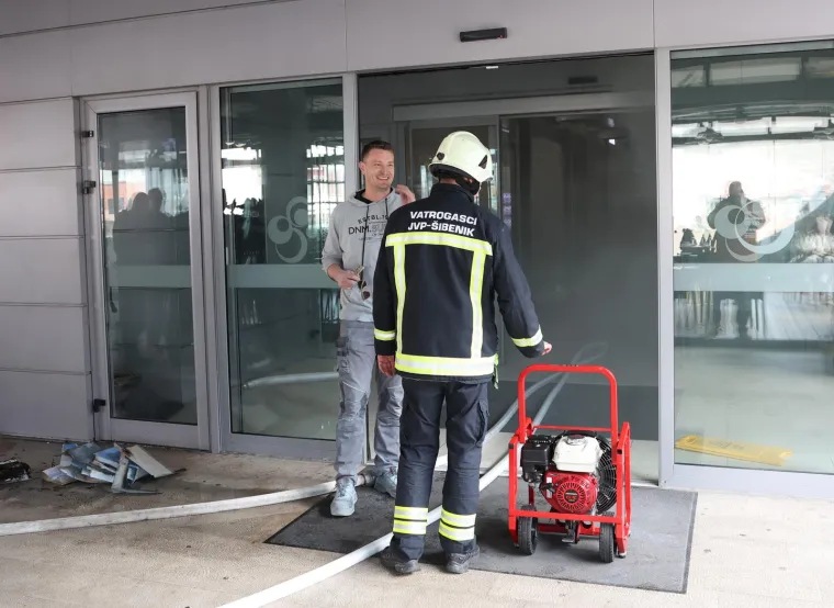 Zgrada šoping centra u Šibeniku evakuirana zbog požara! Vatrogasci intervenirali