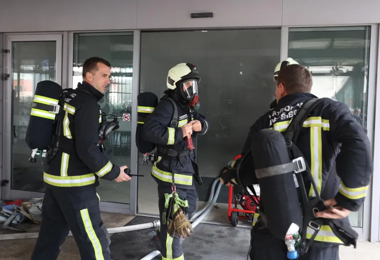 Zgrada šoping centra u Šibeniku evakuirana zbog požara! Vatrogasci intervenirali