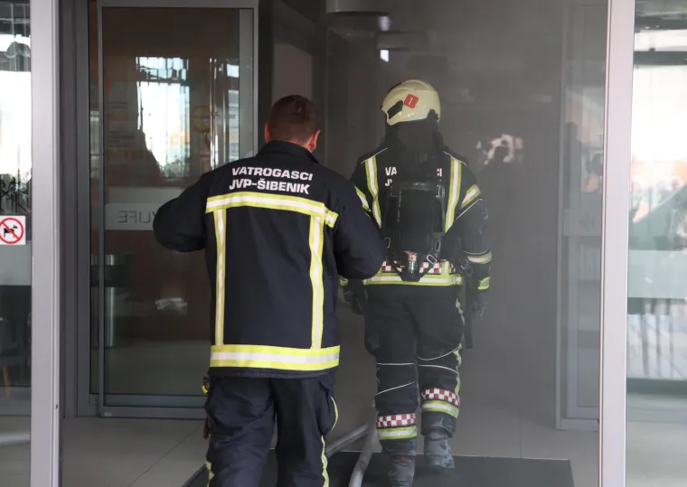 Zgrada šoping centra u Šibeniku evakuirana zbog požara! Vatrogasci intervenirali