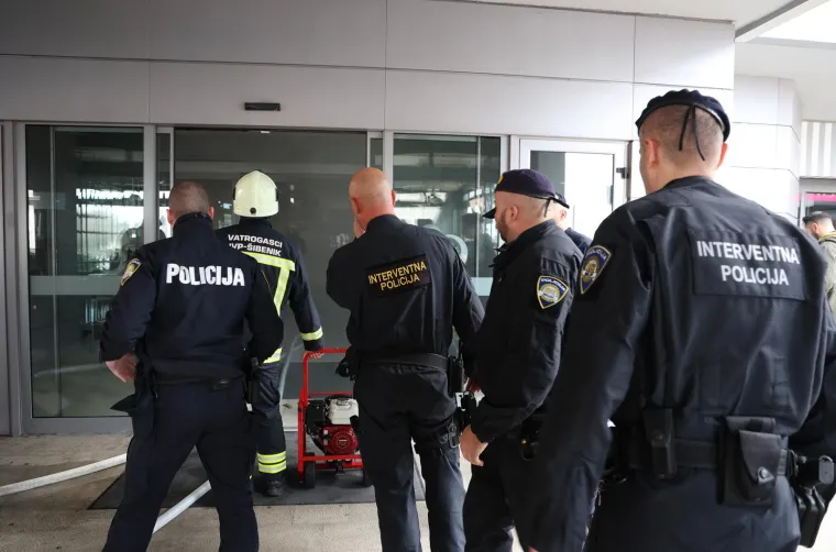 Zgrada šoping centra u Šibeniku evakuirana zbog požara! Vatrogasci intervenirali