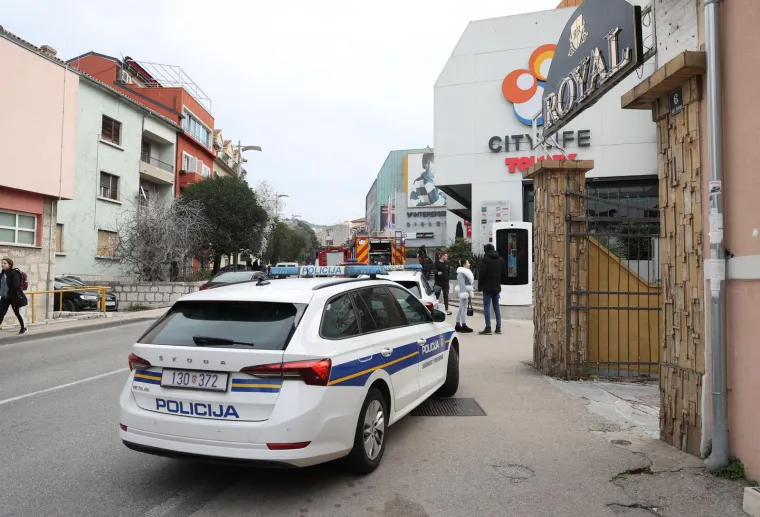 Zgrada šoping centra u Šibeniku evakuirana zbog požara! Vatrogasci intervenirali