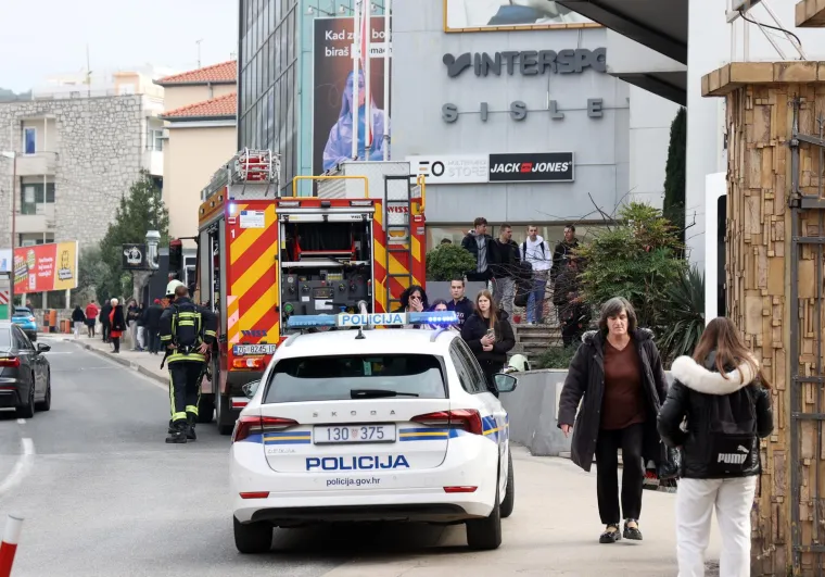 Zgrada šoping centra u Šibeniku evakuirana zbog požara! Vatrogasci intervenirali