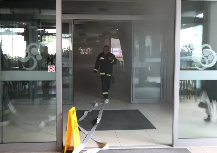 Zgrada &scaron;oping centra u &Scaron;ibeniku evakuirana zbog požara! Vatrogasci intervenirali