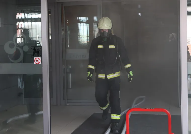 Zgrada &scaron;oping centra u &Scaron;ibeniku evakuirana zbog požara! Vatrogasci intervenirali