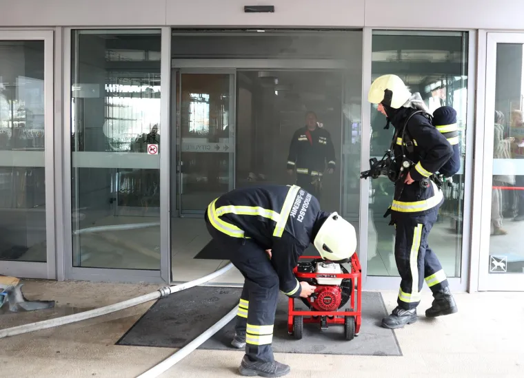 Zgrada &scaron;oping centra u &Scaron;ibeniku evakuirana zbog požara! Vatrogasci intervenirali