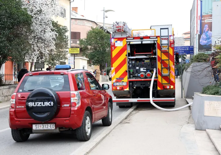 Zgrada &scaron;oping centra u &Scaron;ibeniku evakuirana zbog požara! Vatrogasci intervenirali