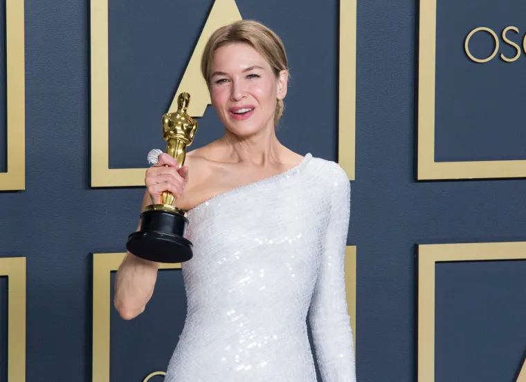 Ipak, određeni kirurzi tvrde da se ovakav izgled ne može postići bez odlaska pod nož. Moguće je da je Renée uradila operaciju donjeg kapka, koja drastično mijenja osobu. 