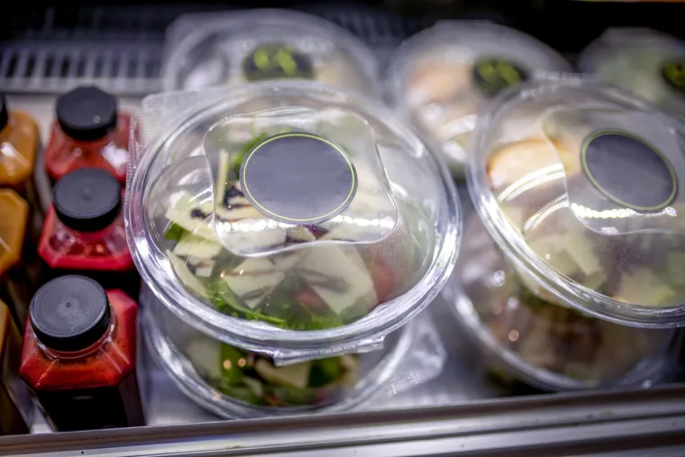 6. Gotove salate: Kupovina gotove salate za ručak u trgovini je skupa, a često i lošije kvalitete jer nikada ne možete sigurno znati koliko je tako pripremljeno povrće staro. Osim toga tu je i problem plastične ambalaže.