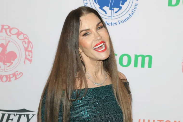 Zbog plastičnih operacija upala u dugove: Nekad lijepa manekenka unakazila je lice i tijelo